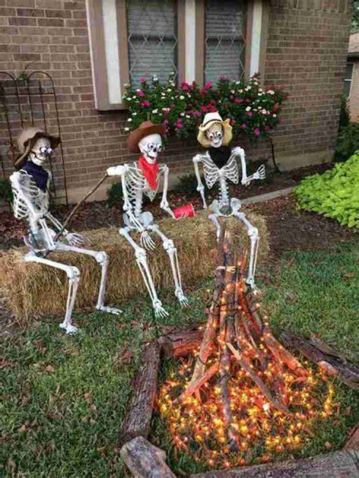 14 Best Halloween Skeleton Decoration Ideas EntertainmentMesh