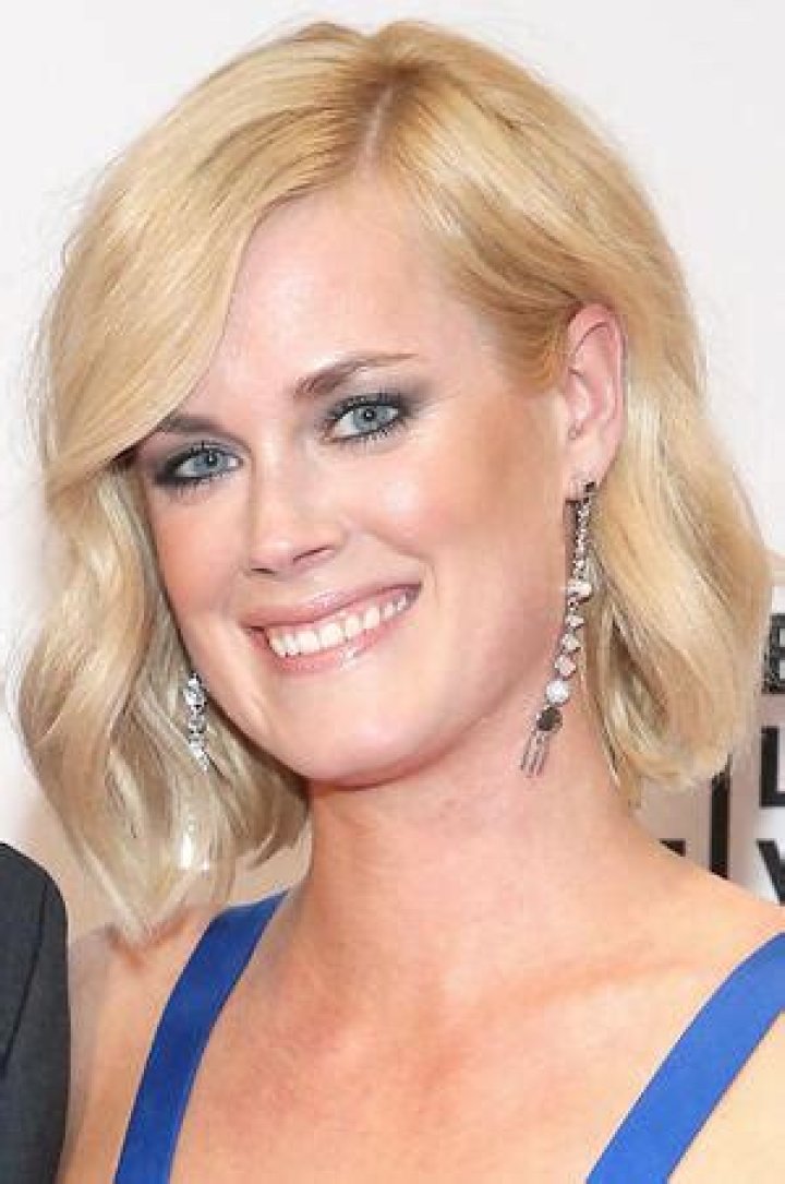Abigail Hawk Biography - VibeJolt