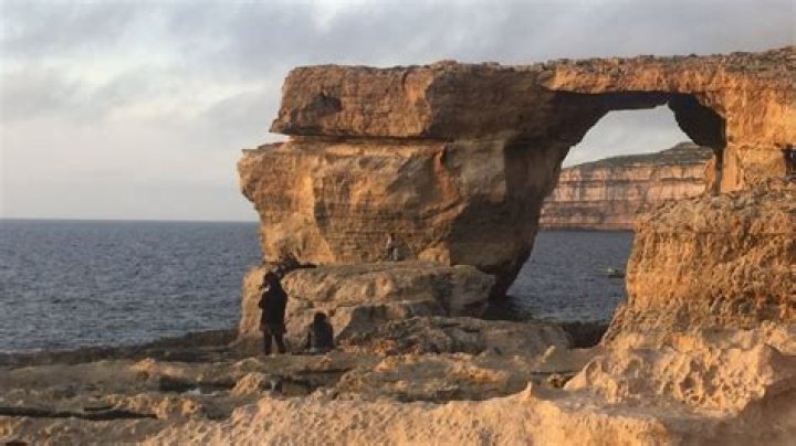 Felsentor auf Gozo Ber&uuml;hmtes Azure Window auf Malta ist eingest&uuml;rzt