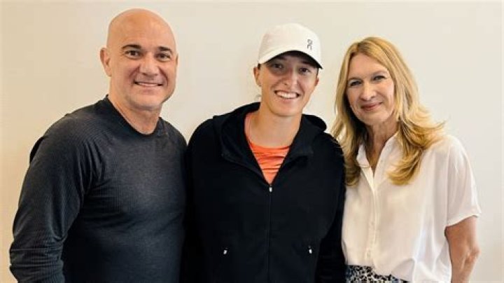Former WTA star assesses Iga Swiatek's chances of matching staggering Steffi Graf feat in 2024