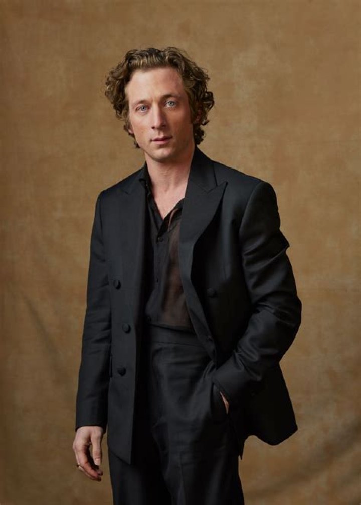 How tall is Jeremy Allen White?