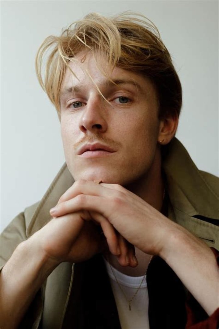 Is Louis Hofmann Gay? 10 Facts You Should Know About ·