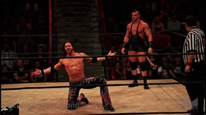 Johnny Mundo vs. Sexy Star in a cage match for the