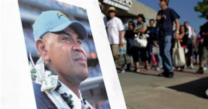 Junior Seau buried in hometown