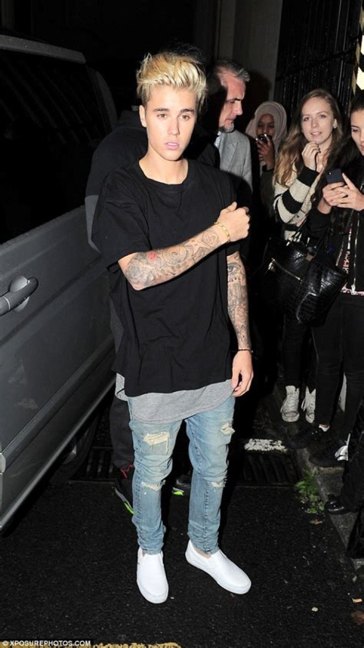 Justin Bieber Dating His Backup Dancer? Flirts With Elysandra Quiones In London Hollywood Life