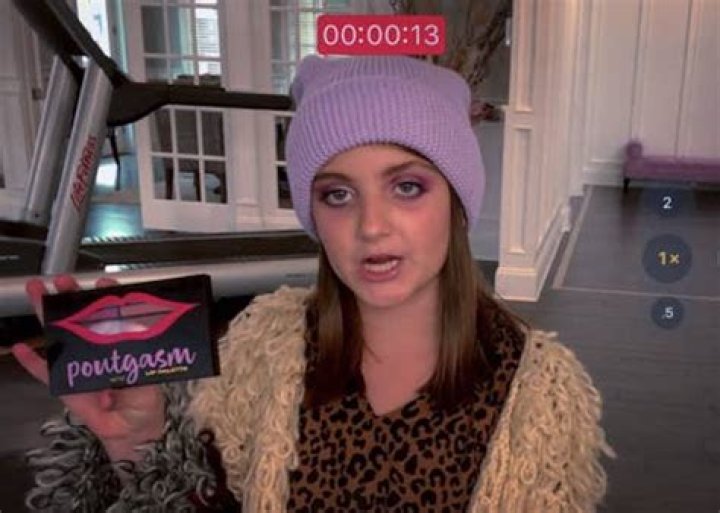 See Tina Fey's Younger Daughter, Who's Getting Laughs on This Hit Show