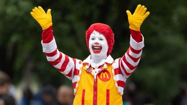 Video McDonald's Employee Throws Drink On Disruptive Customer In Australia